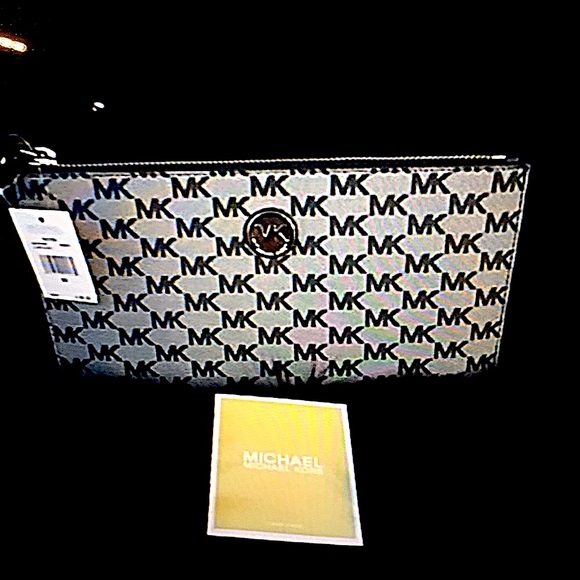 (💥1 LEFT💥) MICHAEL KORS FULTON MK ZIP WRISTLET - Picture 2 of 6
